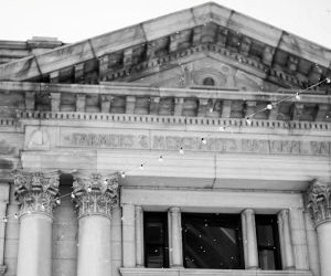 Las criptomonedas ofrecen un alto potencial de rentabilidad y mayor libertad financiera gracias a su descentralización, operando en un mercado abierto las 24 horas. Sin embargo, son un activo de alto riesgo debido a su extrema volatilidad y la falta de regulación. Los principales riesgos incluyen pérdidas rápidas y fallos de ciberseguridad. La clave del éxito reside en invertir únicamente con una estrategia clara y con capital que no comprometa su estabilidad financiera.