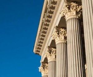 Las criptomonedas ofrecen un alto potencial de rentabilidad y mayor libertad financiera gracias a su descentralización, operando en un mercado abierto las 24 horas. Sin embargo, son un activo de alto riesgo debido a su extrema volatilidad y la falta de regulación. Los principales riesgos incluyen pérdidas rápidas y fallos de ciberseguridad. La clave del éxito reside en invertir únicamente con una estrategia clara y con capital que no comprometa su estabilidad financiera.