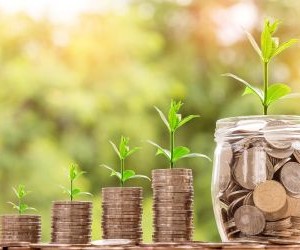 Las criptomonedas ofrecen un alto potencial de rentabilidad y mayor libertad financiera gracias a su descentralización, operando en un mercado abierto las 24 horas. Sin embargo, son un activo de alto riesgo debido a su extrema volatilidad y la falta de regulación. Los principales riesgos incluyen pérdidas rápidas y fallos de ciberseguridad. La clave del éxito reside en invertir únicamente con una estrategia clara y con capital que no comprometa su estabilidad financiera.