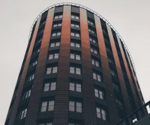 Las criptomonedas ofrecen un alto potencial de rentabilidad y mayor libertad financiera gracias a su descentralización, operando en un mercado abierto las 24 horas. Sin embargo, son un activo de alto riesgo debido a su extrema volatilidad y la falta de regulación. Los principales riesgos incluyen pérdidas rápidas y fallos de ciberseguridad. La clave del éxito reside en invertir únicamente con una estrategia clara y con capital que no comprometa su estabilidad financiera.