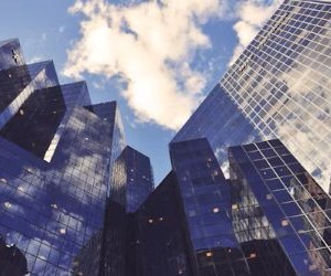 Las criptomonedas ofrecen un alto potencial de rentabilidad y mayor libertad financiera gracias a su descentralización, operando en un mercado abierto las 24 horas. Sin embargo, son un activo de alto riesgo debido a su extrema volatilidad y la falta de regulación. Los principales riesgos incluyen pérdidas rápidas y fallos de ciberseguridad. La clave del éxito reside en invertir únicamente con una estrategia clara y con capital que no comprometa su estabilidad financiera.