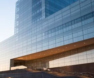 Las criptomonedas ofrecen un alto potencial de rentabilidad y mayor libertad financiera gracias a su descentralización, operando en un mercado abierto las 24 horas. Sin embargo, son un activo de alto riesgo debido a su extrema volatilidad y la falta de regulación. Los principales riesgos incluyen pérdidas rápidas y fallos de ciberseguridad. La clave del éxito reside en invertir únicamente con una estrategia clara y con capital que no comprometa su estabilidad financiera.