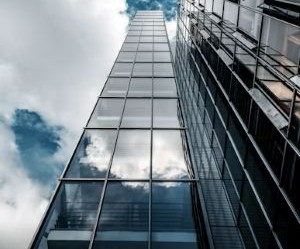 Las criptomonedas ofrecen un alto potencial de rentabilidad y mayor libertad financiera gracias a su descentralización, operando en un mercado abierto las 24 horas. Sin embargo, son un activo de alto riesgo debido a su extrema volatilidad y la falta de regulación. Los principales riesgos incluyen pérdidas rápidas y fallos de ciberseguridad. La clave del éxito reside en invertir únicamente con una estrategia clara y con capital que no comprometa su estabilidad financiera.