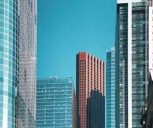 Las inversiones le permiten aumentar su patrimonio con el tiempo al invertir su dinero en activos como acciones, bonos, fondos, bienes raíces y más, pero siempre implican riesgos, como la volatilidad del mercado, la posible pérdida de capital y la inflación que erosiona los rendimientos. La clave es invertir con una estrategia clara, una diversificación adecuada y solo con capital que no comprometa su estabilidad financiera.