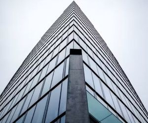 Materias primas como el oro, el petróleo, los productos agrícolas y los metales industriales ofrecen oportunidades para diversificar su cartera y protegerse contra la inflación, pero también son activos de alto riesgo debido a la volatilidad de los precios, las tensiones geopolíticas y los choques entre la oferta y la demanda; la clave es invertir con una estrategia clara, una comprensión de los impulsores subyacentes del mercado y solo con capital que no comprometa su estabilidad financiera.