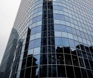 Las acciones ofrecen el potencial de crecimiento a largo plazo e ingresos por dividendos al invertir en empresas que crean valor a lo largo del tiempo, pero también conllevan un riesgo significativo debido a la volatilidad del mercado, los ciclos económicos y los eventos específicos de la empresa; la clave es invertir con una estrategia clara, una diversificación adecuada y solo con capital que no comprometa su estabilidad financiera.