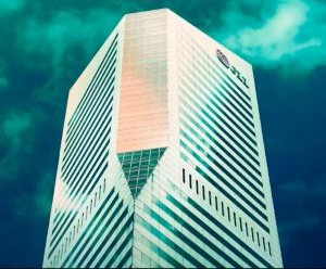 Materias primas como el oro, el petróleo, los productos agrícolas y los metales industriales ofrecen oportunidades para diversificar su cartera y protegerse contra la inflación, pero también son activos de alto riesgo debido a la volatilidad de los precios, las tensiones geopolíticas y los choques entre la oferta y la demanda; la clave es invertir con una estrategia clara, una comprensión de los impulsores subyacentes del mercado y solo con capital que no comprometa su estabilidad financiera.