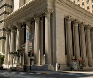 Las criptomonedas ofrecen un alto potencial de rentabilidad y mayor libertad financiera gracias a su descentralización, operando en un mercado abierto las 24 horas. Sin embargo, son un activo de alto riesgo debido a su extrema volatilidad y la falta de regulación. Los principales riesgos incluyen pérdidas rápidas y fallos de ciberseguridad. La clave del éxito reside en invertir únicamente con una estrategia clara y con capital que no comprometa su estabilidad financiera.