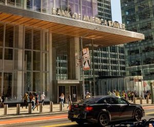 Las criptomonedas ofrecen un alto potencial de rentabilidad y mayor libertad financiera gracias a su descentralización, operando en un mercado abierto las 24 horas. Sin embargo, son un activo de alto riesgo debido a su extrema volatilidad y la falta de regulación. Los principales riesgos incluyen pérdidas rápidas y fallos de ciberseguridad. La clave del éxito reside en invertir únicamente con una estrategia clara y con capital que no comprometa su estabilidad financiera.