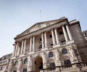 Las criptomonedas ofrecen un alto potencial de rentabilidad y mayor libertad financiera gracias a su descentralización, operando en un mercado abierto las 24 horas. Sin embargo, son un activo de alto riesgo debido a su extrema volatilidad y la falta de regulación. Los principales riesgos incluyen pérdidas rápidas y fallos de ciberseguridad. La clave del éxito reside en invertir únicamente con una estrategia clara y con capital que no comprometa su estabilidad financiera.